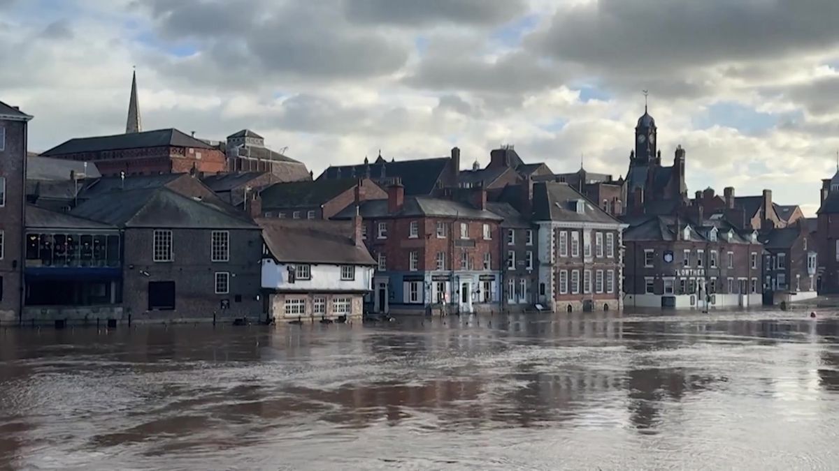 Bouře Bram přinesla do Británie záplavy, ale i rekordní teploty